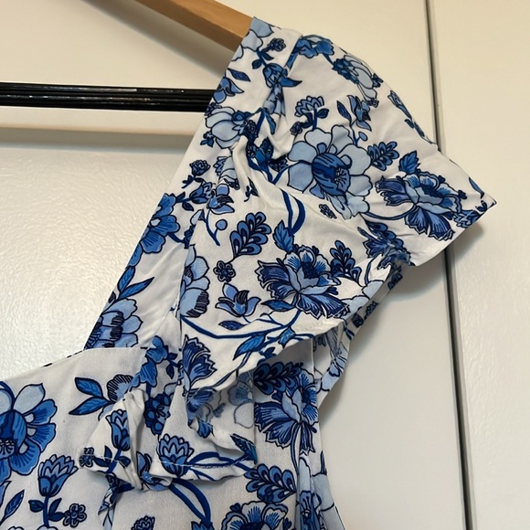 White and blue maxi dress with flutter short sleeves - Picture 3 of 9